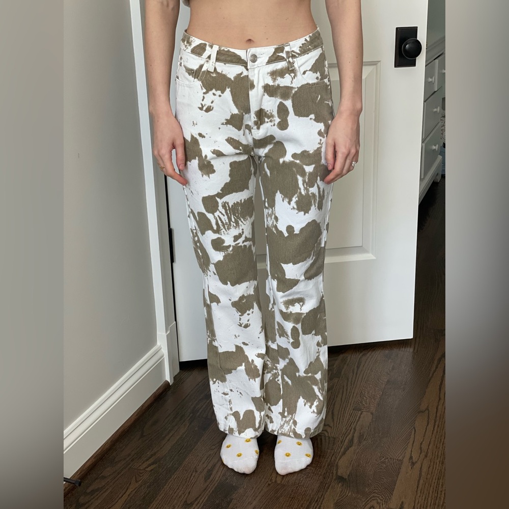 Size medium, fits like a 6